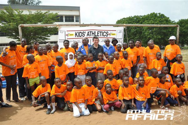 Coe and Bayi (centre) with kids in Dar es Salaam, Tanzania (IAAF)
