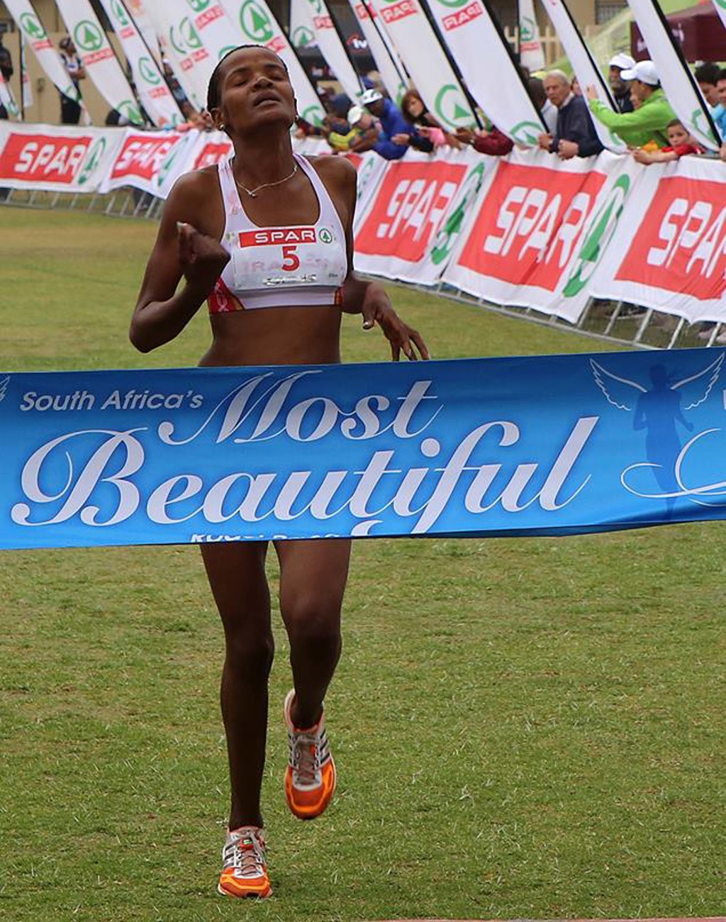 Lebogang Phalula celebrates her win as she crosses the finish line first at the SPAR Women’s Challenge race in Johannesburg on Sunday, 12 October 2014 - Photo credit: Reg Caldecott