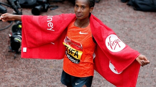 Ethiopian Tigist Tufa celebrates after winning the women's race at the 2015 London Marathon / Photo: Organisers