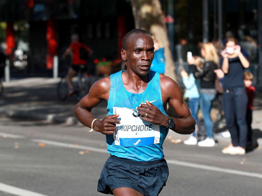 Eliud Kipchoge with his insoles flapping about winning at the 42nd BMW Berlin Marathon on 27 September 2015 / Photo credit: Photorun.net