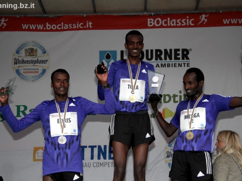 Boclassic 2015 podium (L-R) - Ethiopians Muktar Idris (28.44); Tamirat Tola (28.28) and Imane Merga (28.56) / Photo credit: Running.bz.it.