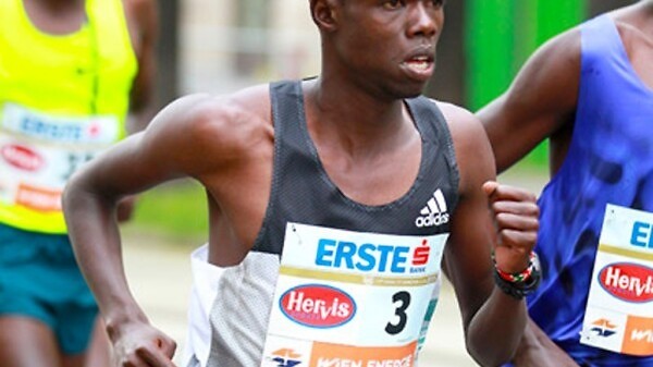 Robert Chemosin winning in Vienna marathon 2016 / Photo credit: www.photorun.net