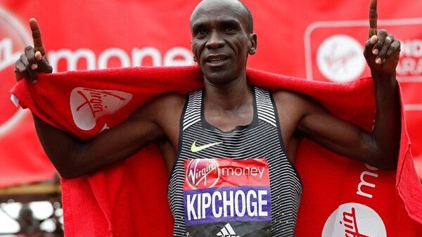 Eliud Kipchoge wins the Elite Men’s Race ahead of fellow Kenyan Stanley Biwott at Virgin Money London Marathon, Sunday 24 April 2016 | Photo: Reuters / Paul Childs
