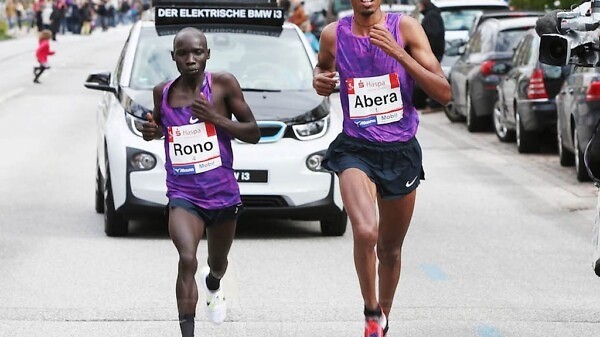 Tesfaye Abera and Philemon Rono battling for victory / Photo Credit: Haspa Marathon Hamburg / Hochzwei