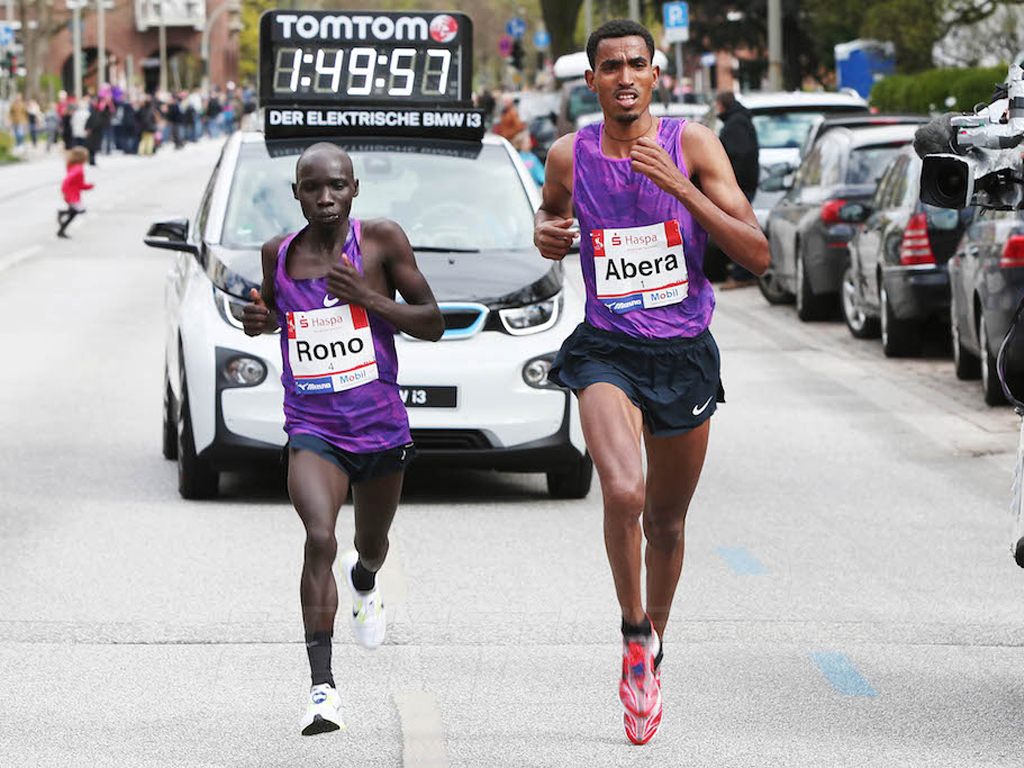 Tesfaye Abera and Philemon Rono battling for victory / Photo Credit: Haspa Marathon Hamburg / Hochzwei