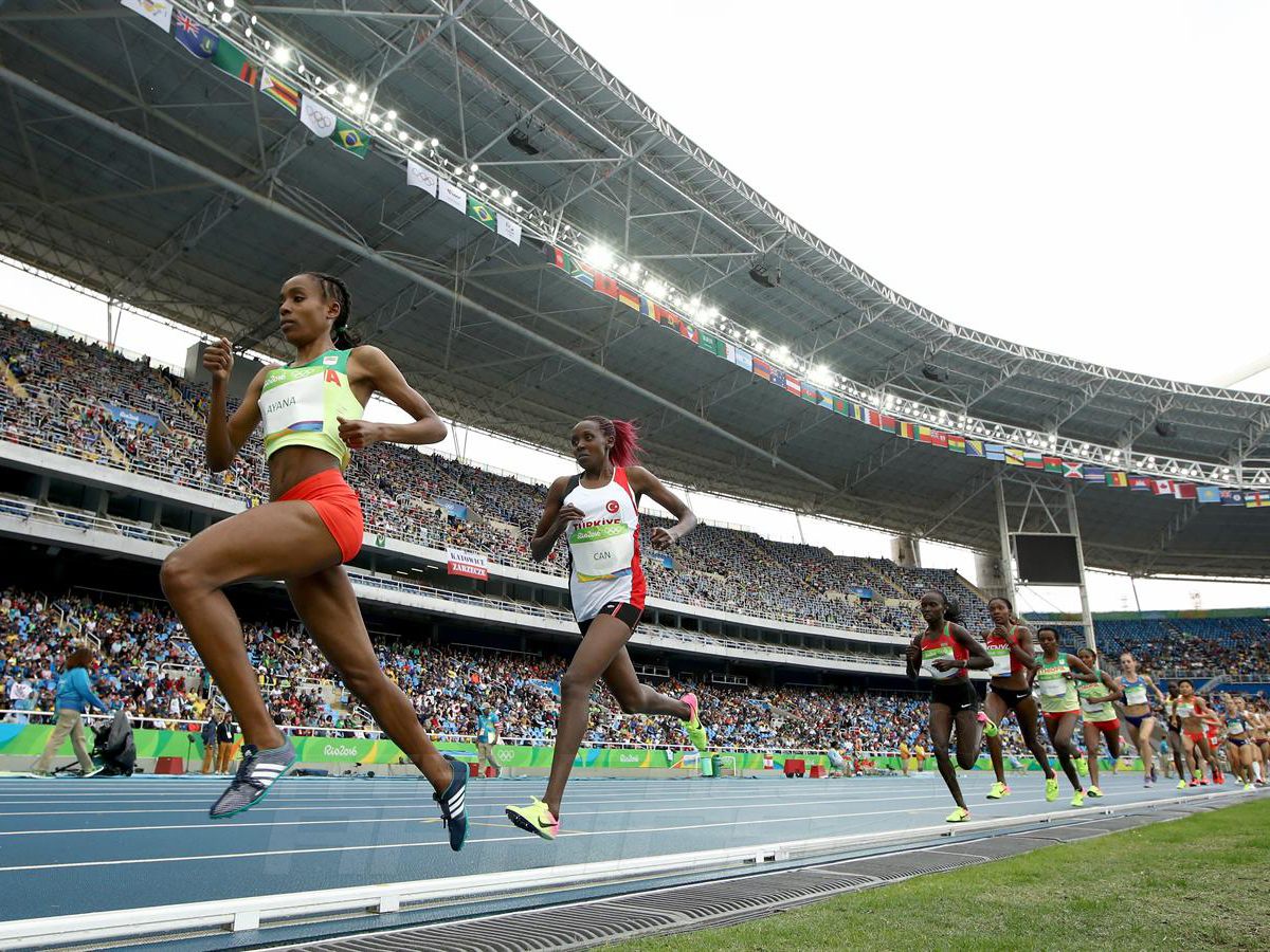 Ethiopia's Almaz Ayana leading the women's 10000m final on Day 1 of Athletics competition at Rio 2016 / Photo credit: Getty Images