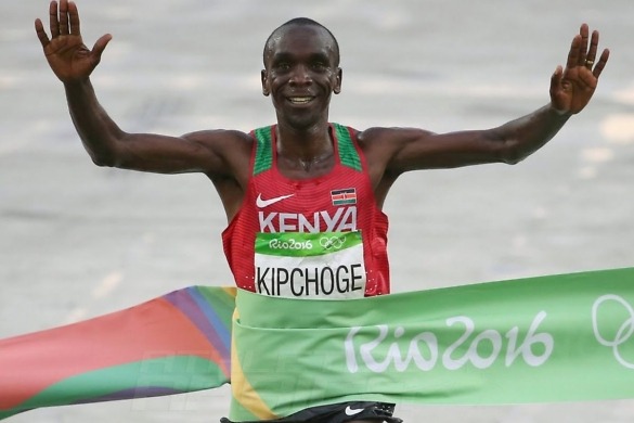 Rio 2016: Eliud Kipchoge takes marathon gold for Kenya