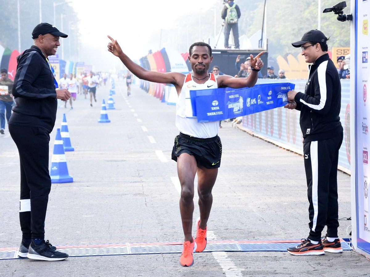 Kenenisa Bekele, from Ethiopia winning the men's race at the Tata Steel Kolkata 25K 2017 / Photo credit: Procam International