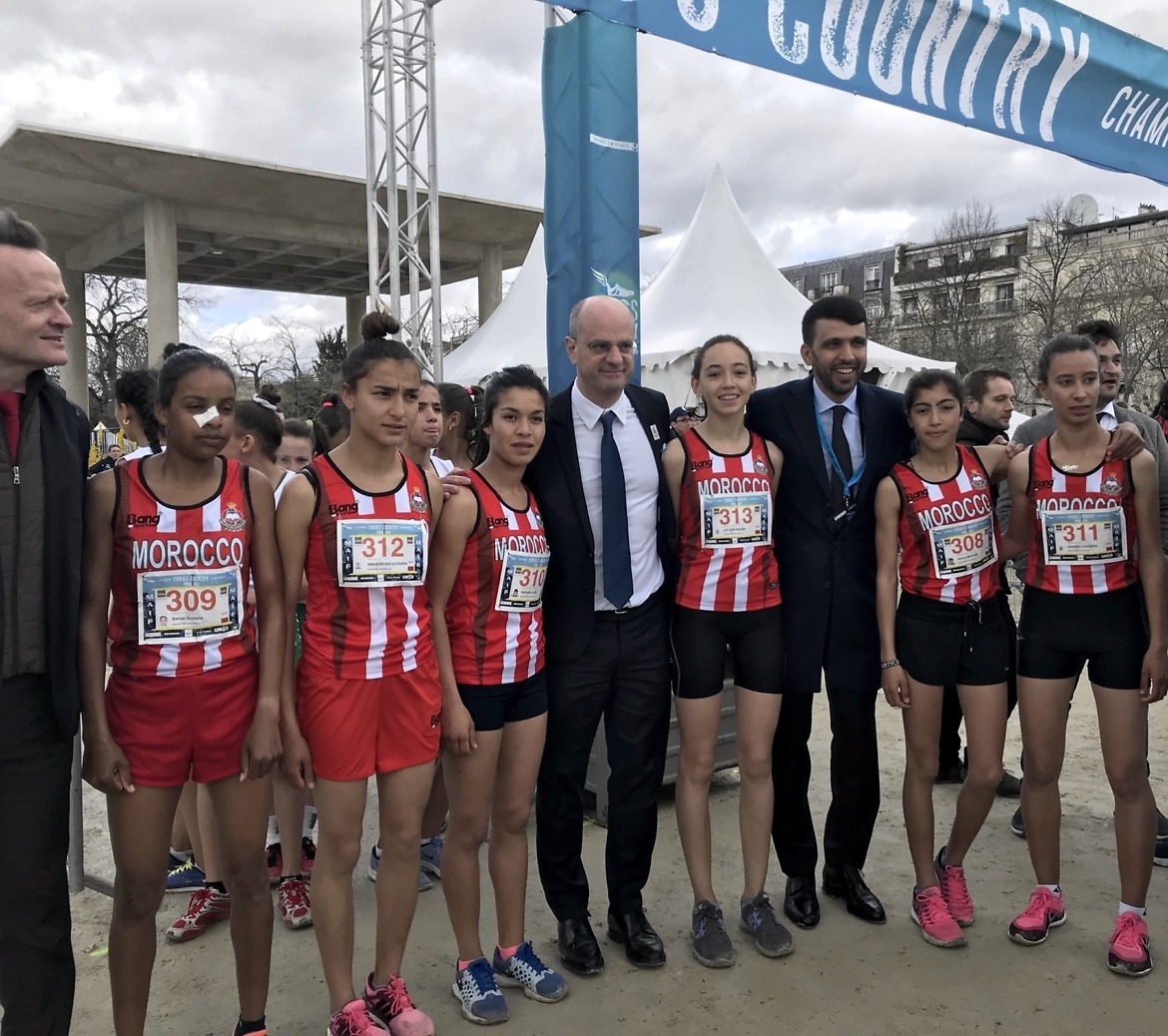 Hicham El Guerrouj with athletes from High School Qualifying Allal E IFRANE from Morocco at the 2018 International School Sport Federation World School Championship (WSC) Cross Country in Paris on Wednesday 4 April / Photo: UNSS