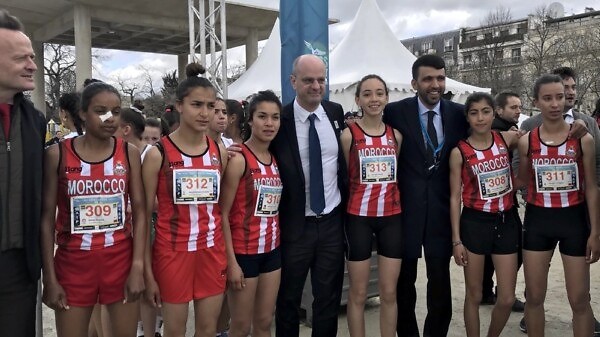 Hicham El Guerrouj with athletes from High School Qualifying Allal E IFRANE from Morocco at the 2018 International School Sport Federation World School Championship (WSC) Cross Country in Paris on Wednesday 4 April / Photo: UNSS