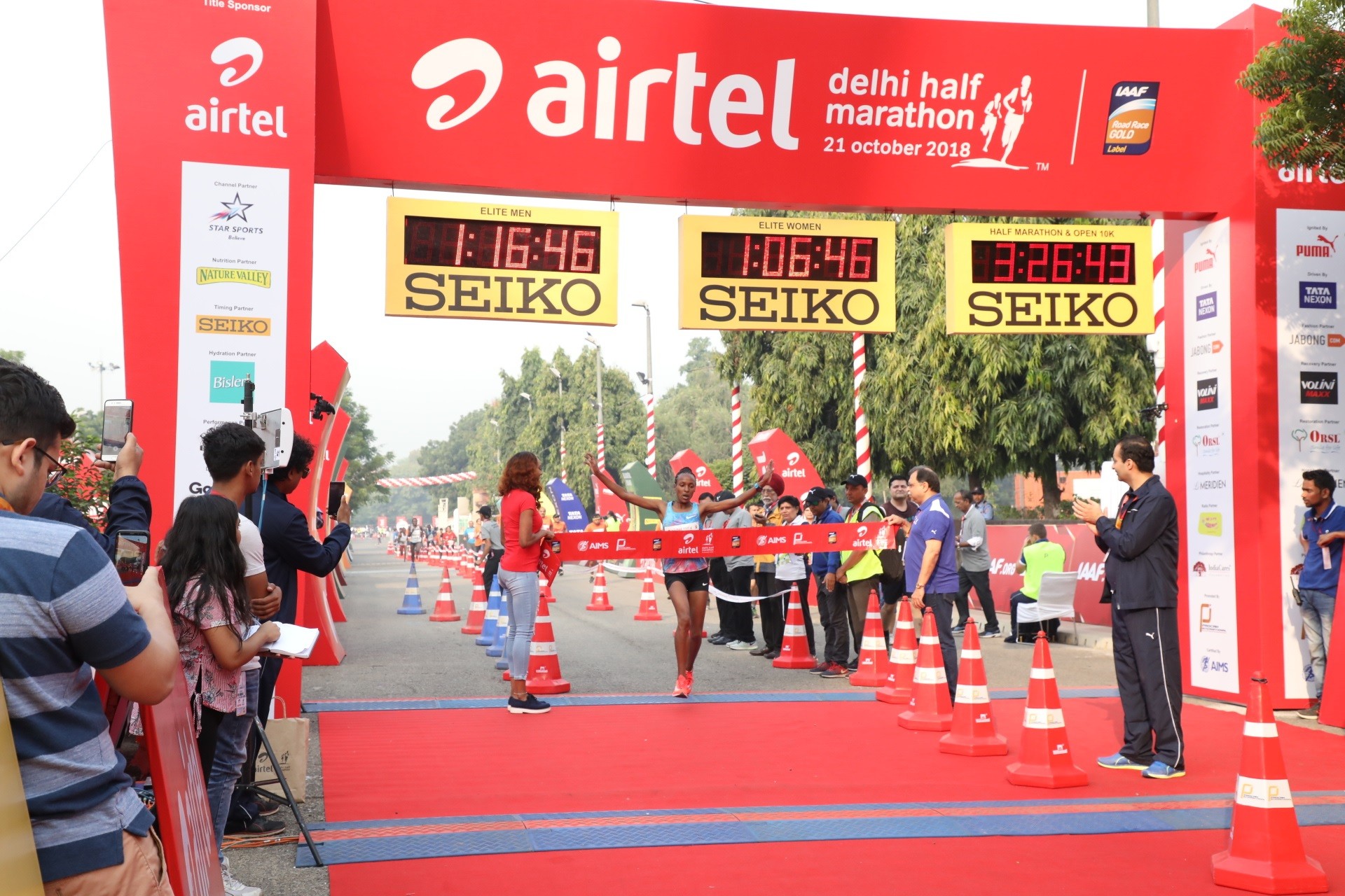 Ethiopia's Tsehay Gemechu winning the Airtel Delhi Half Marathon 2018