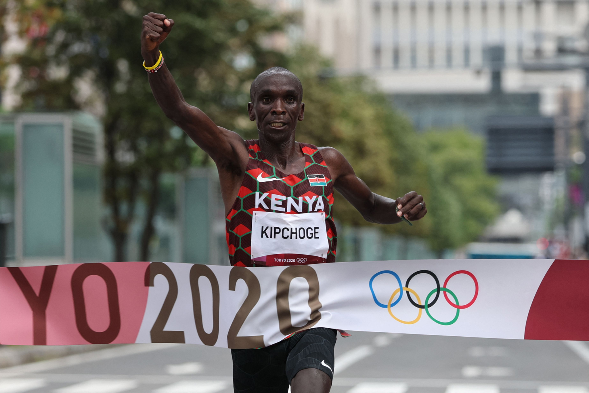 Eliud Kipchoge wins the marathon at the Tokyo Olympic Games (© AFP / Getty Images)
