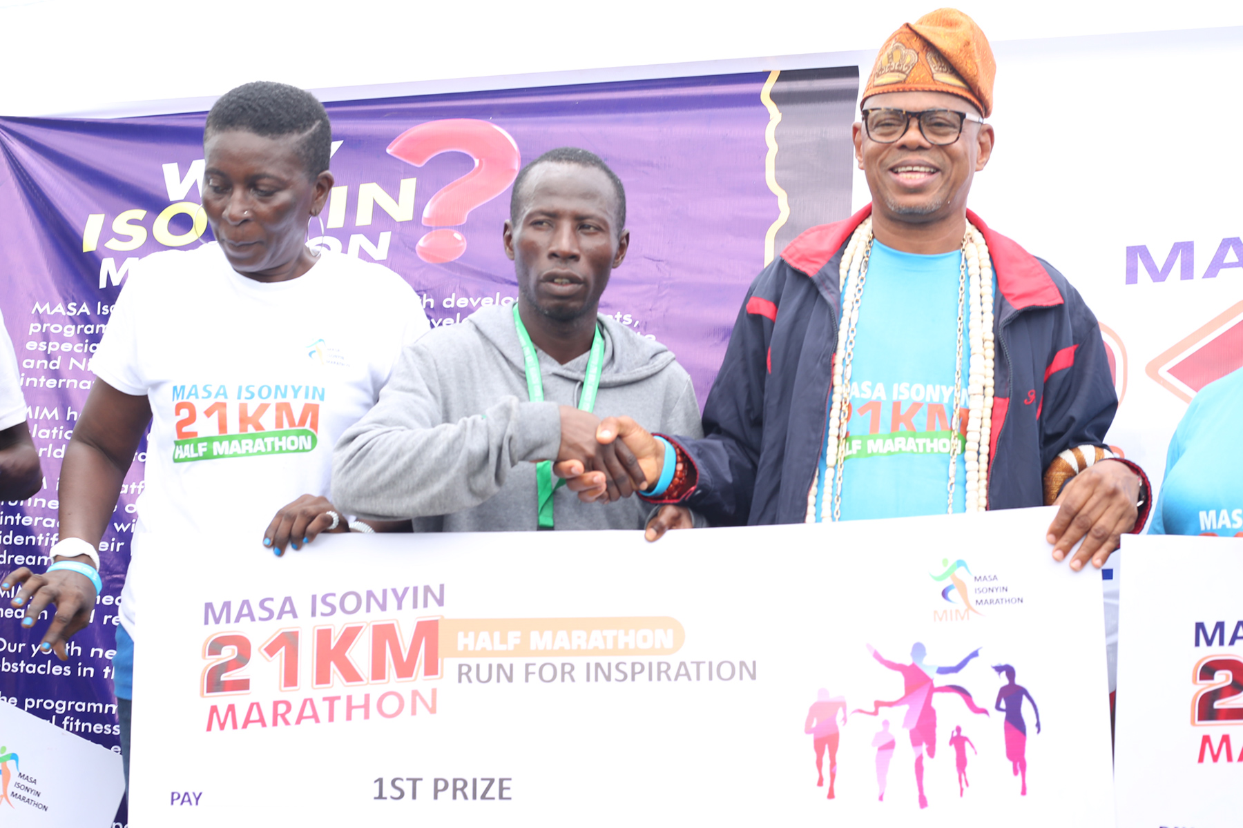 Oba of Isonyin, Oba Abdulrasheed Omotayo Salami, Ilufemiloye 1 with the top three finishers in the men's race / Credit: Organisers