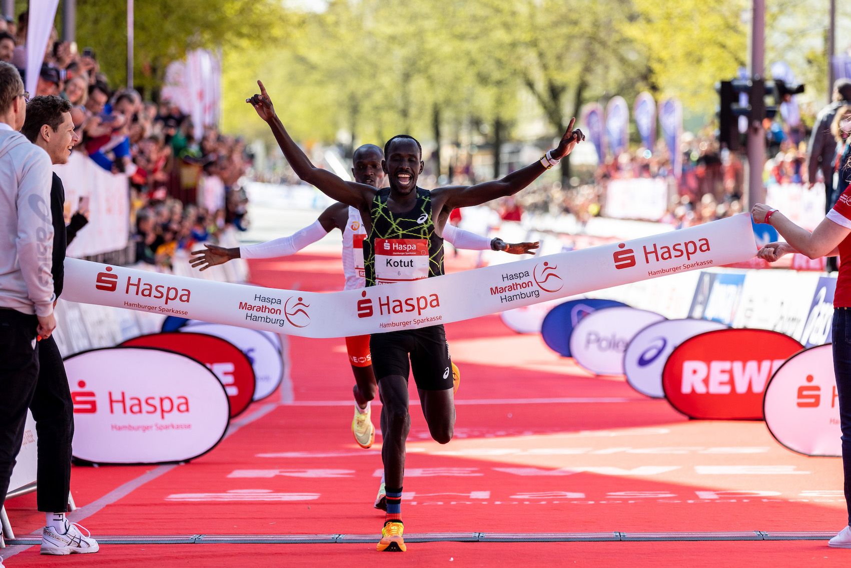 Kenyan Cybrian Kotut winning in Hamburg - April 24, 2022 / Photo credit: Haspa Marathon Hamburg / Hoch Zwei