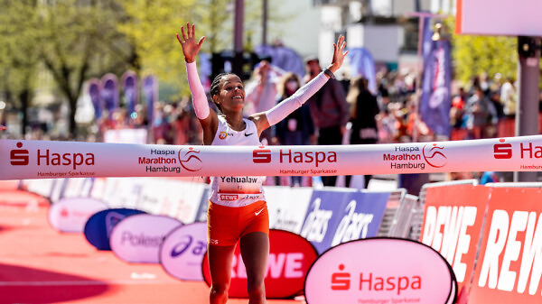 Ethiopia’s Yalemzerf Yehualaw winning in Hamburg - April 24, 2022 / Photo credit: Haspa Marathon Hamburg / Hoch Zwei