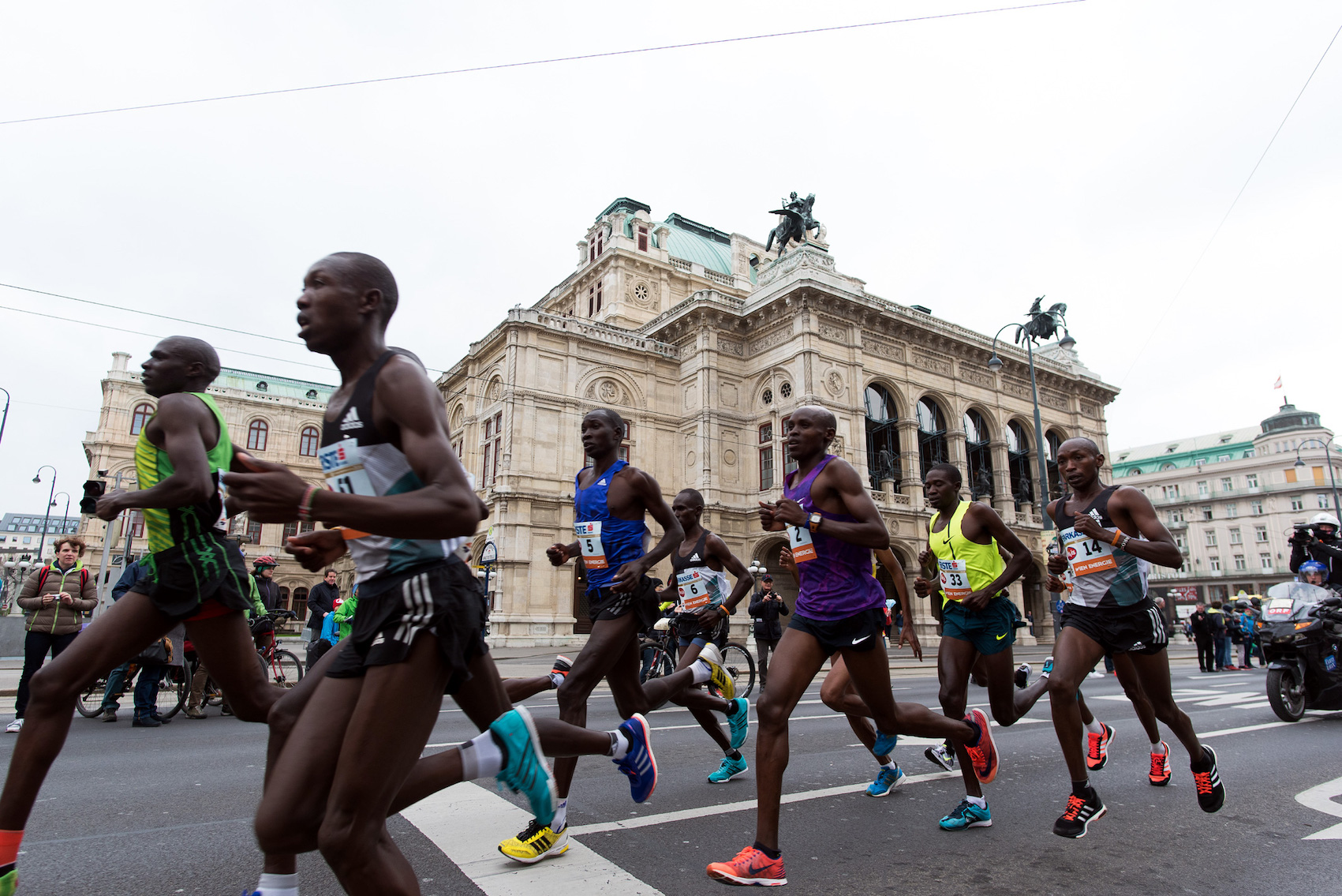 Leading group of runners at the 2021 Vienna City Marathon passing the Opera House / Credit: VCM / Michael Gruber