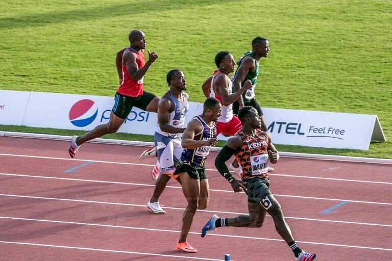 Kenya's Ferdinard Omanyala wins 100m semi final 1 at the 2022 African Championships in Mauritius / Photo credit: Yaaseen Kahaar for AthleticsAfrica.