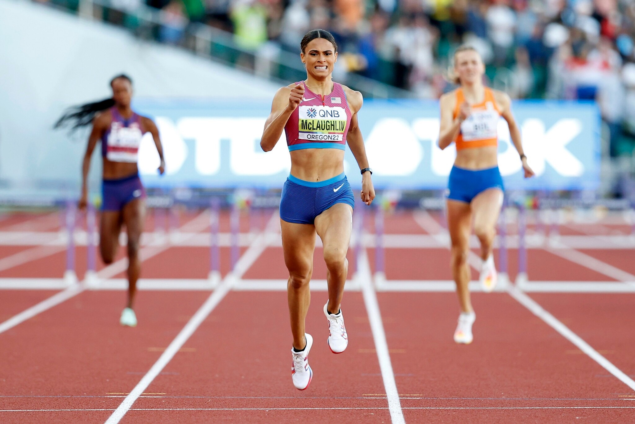 Sydney McLaughlin on her way to breaking the world 400m hurdles record in Oregon (© Getty Images)