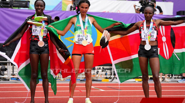 Ethiopia’s Letesenbet Gidey poses with the gold medal after winning the women’s 10,000m final next to silver medallist Kenya’s Hellen Obiri and bronze medallist Kenya’s Margaret Chelimo Kipkemboi / Photo credit: Reuters