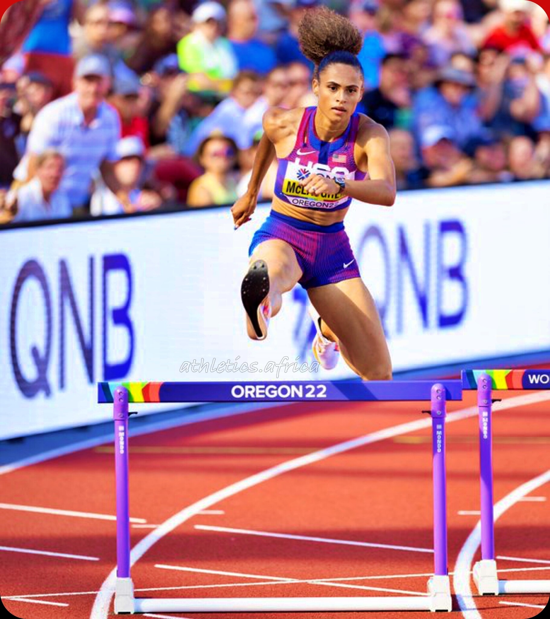 Sydney McLaughlin on her way to breaking the world 400m hurdles record in Oregon (© Getty Images)