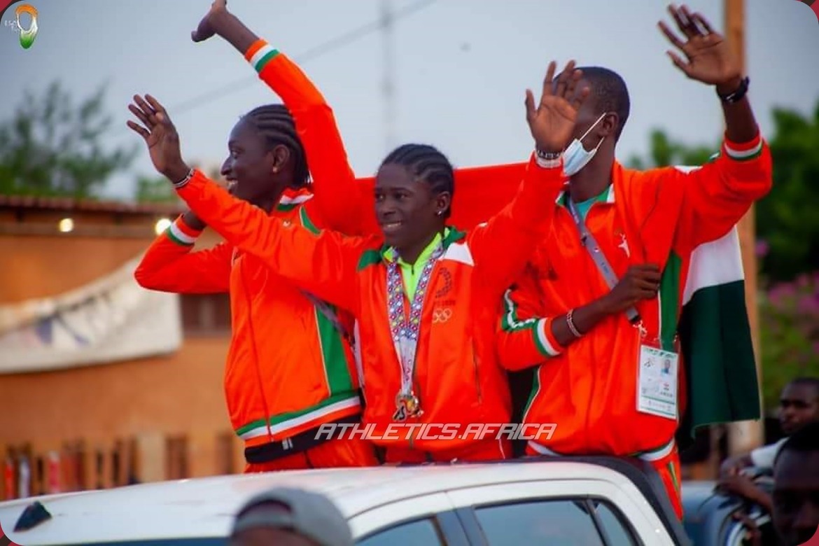 African 200m champion Aminatou Seyni and teammates arrived from Mauritius 2022 to a heroic welcome in Niger / Photo credit: Mami Seyni