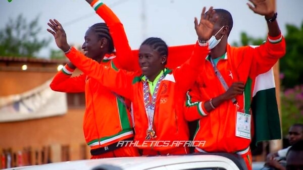 African 200m champion Aminatou Seyni and teammates arrived from Mauritius 2022 to a heroic welcome in Niger / Photo credit: Mami Seyni