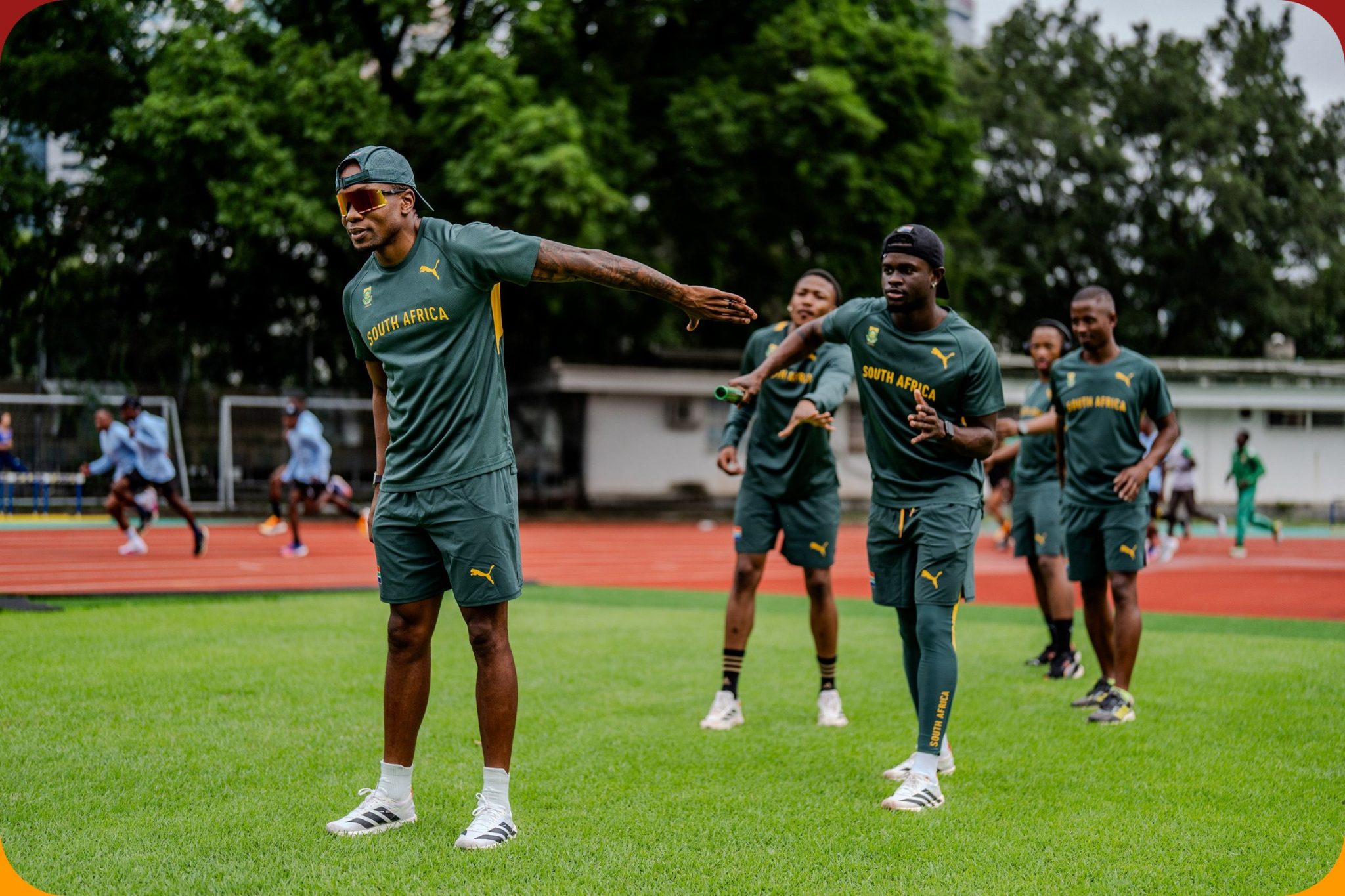 Akani Simbine during training at the World Athletics Relays Guangzhou 25 (© World Athletics)