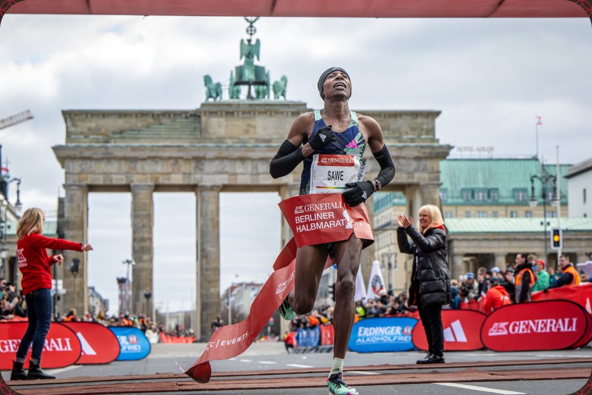 Kenyan Sabastian Sawe winning the GENERALI BERLIN HALF MARATHON in 2023 with 59:00 / Photo credit: SCC EVENTS/Tilo Wiedensohler