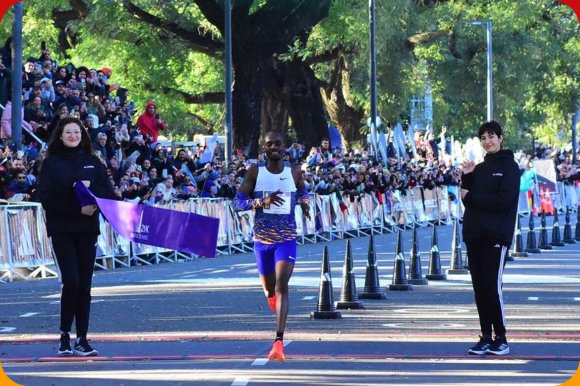 Ugandan Jacob Kiplimo celebrates his victory in Buenos Aires / Photo credit: Fotorun / Maraton de Buenos Aires