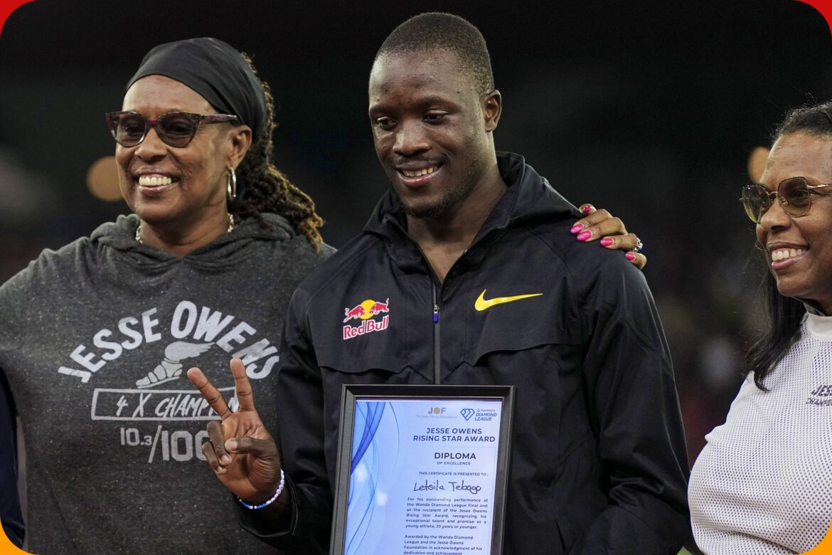 Botswana's Letsile Tebogo receiving the Jesse Owens Rising Star Award at the Wanda Diamond League Final in Zurich on Thursday 28 August, 2025 / Photo: Chiara Montesano for Diamond League AG