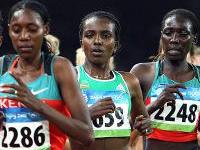 Tirunesh Dibaba (centre) between two Kenya ladies during the 10000m finals in Beijing -  (Photo credit: Xinhua)